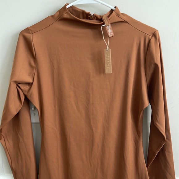 NWT Skims all in one long sleeve mid thigh bodysuit - Picture 3 of 4